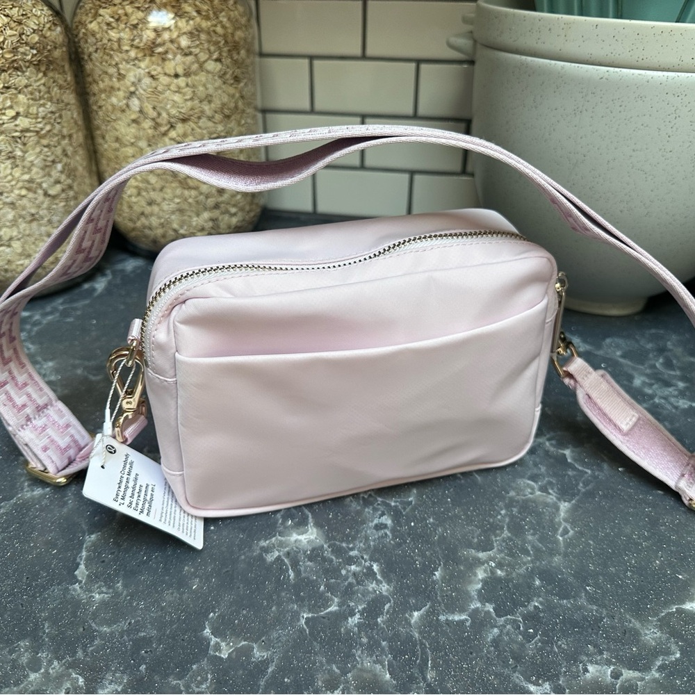 Lululemon Everywhere Crossbody L Monogram Metallic Sac - Picture 2 of 6